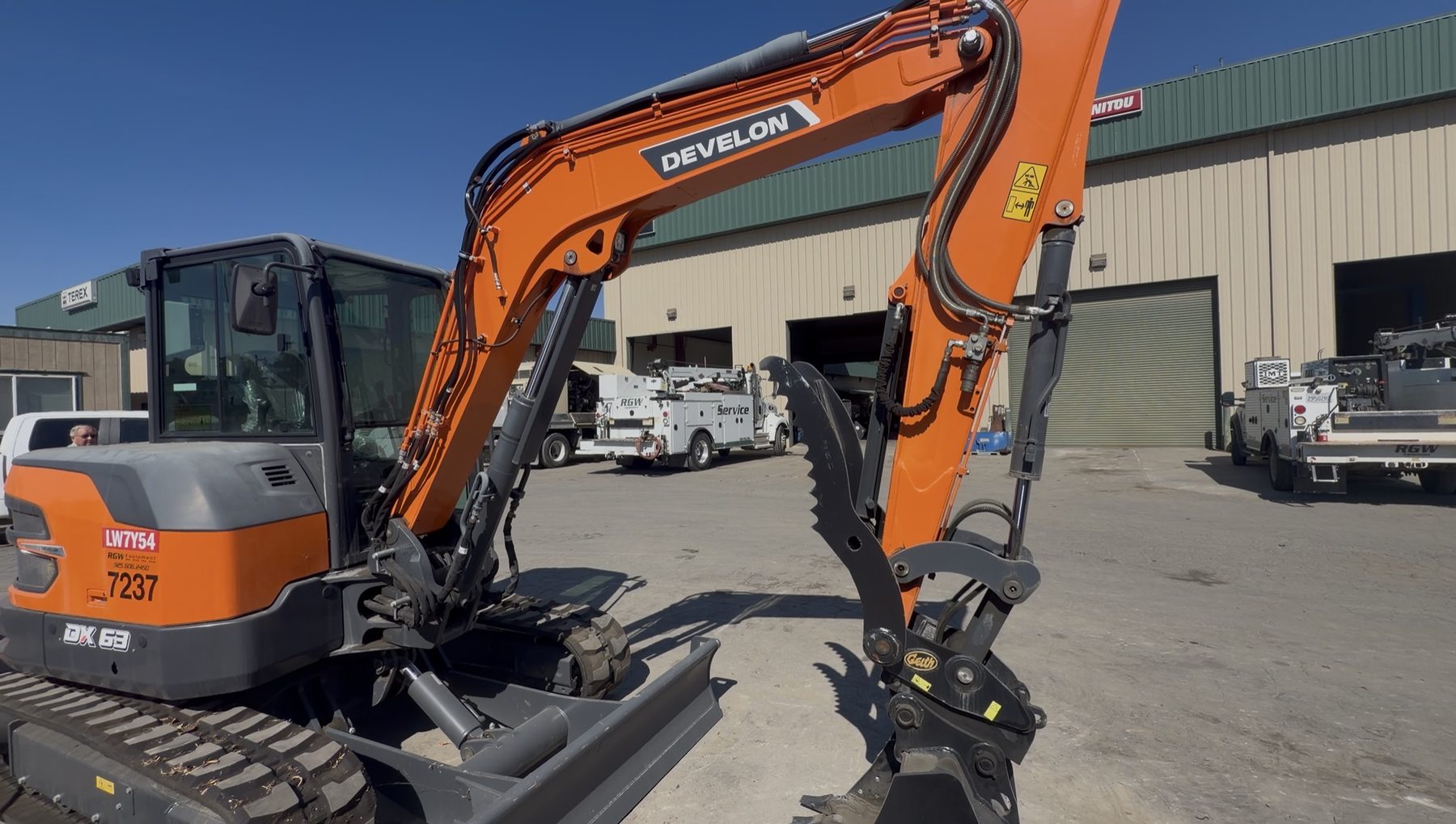 Develon DX63-7 boom, arm, hydraulic thumb and quick coupler